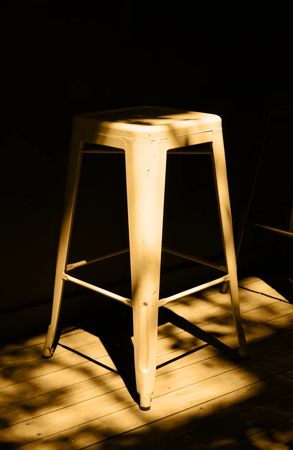 Tabouret métallique dans une lumière dorée